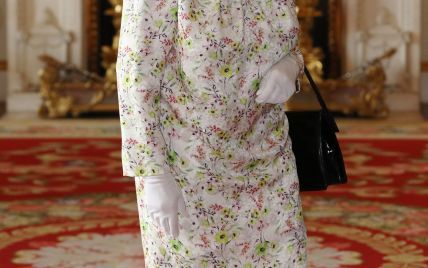 У новій "квітковій" сукні: 93-річна королева Єлизавета II на прийомі в палаці