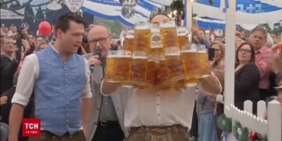 Мировой рекорд по доставке пива. Немецкий официант пронес 29 литровых бокалов