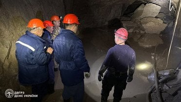 Операція ДСНС у шахті, де стався прорив пульпи / © ДСНС