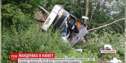 На Тернопільщині туристичний автобус упав в урвище, загинула жінка