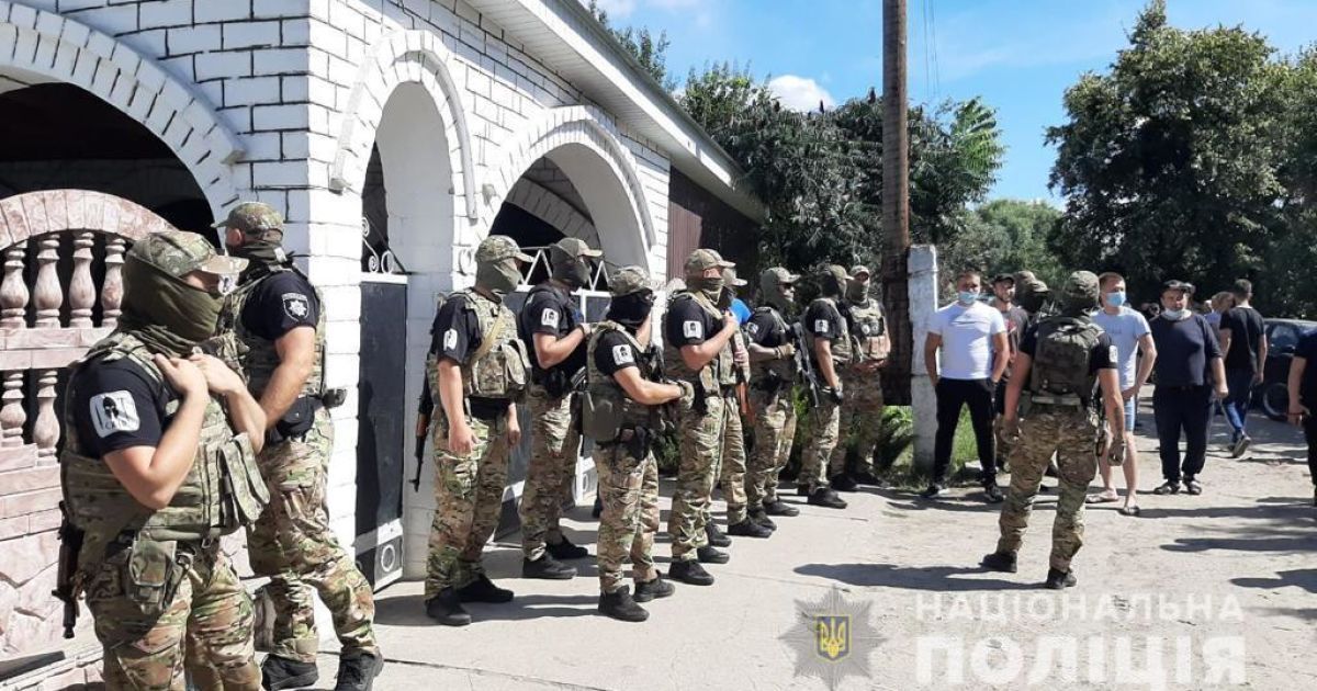 Били вікна і хотіли виселити з села: Омбудсмен вимагає розслідувати конфлікт з ромами у Харківській області