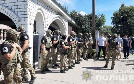 Били вікна і хотіли виселити з села: Омбудсмен вимагає розслідувати конфлікт з ромами у Харківській області