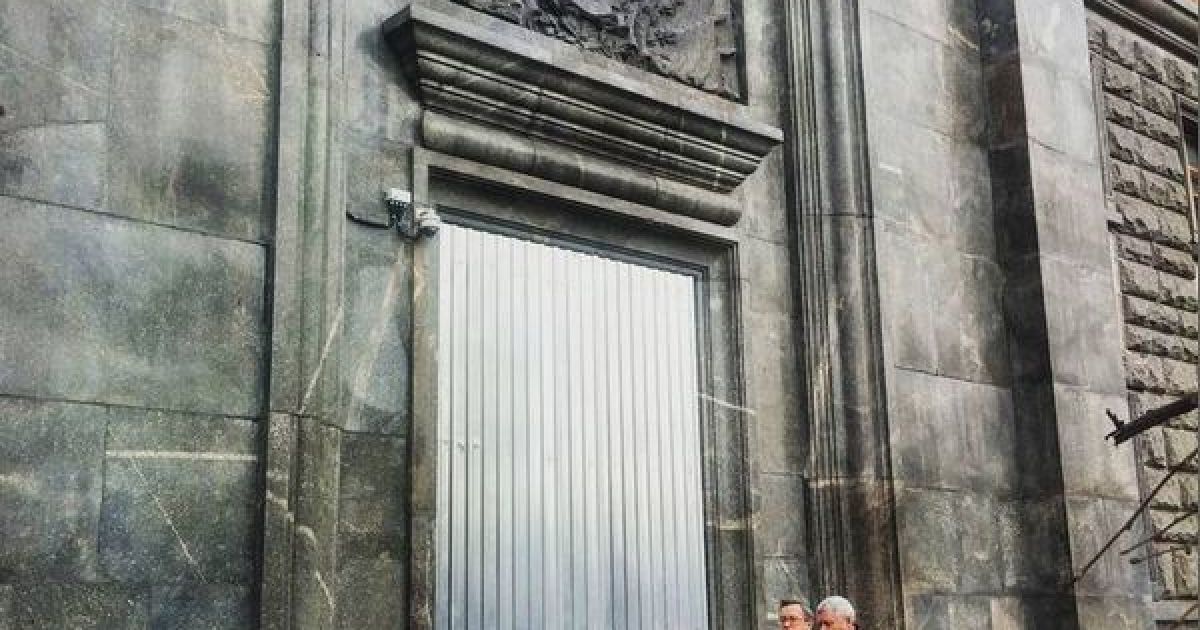 Вхід до будівлі забарикадували / © twitter.com/moslenta2_0