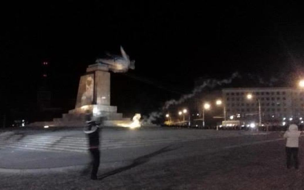 Постамент памятника Ленину уже без самого памятника. / © facebook.com/azov.batalion