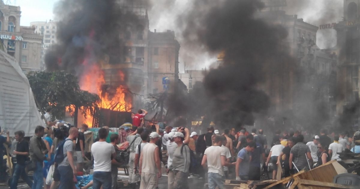 Над Майданом Незалежности снова поднимается черный дым / © Gazeta.ua/Андрій Жигайло