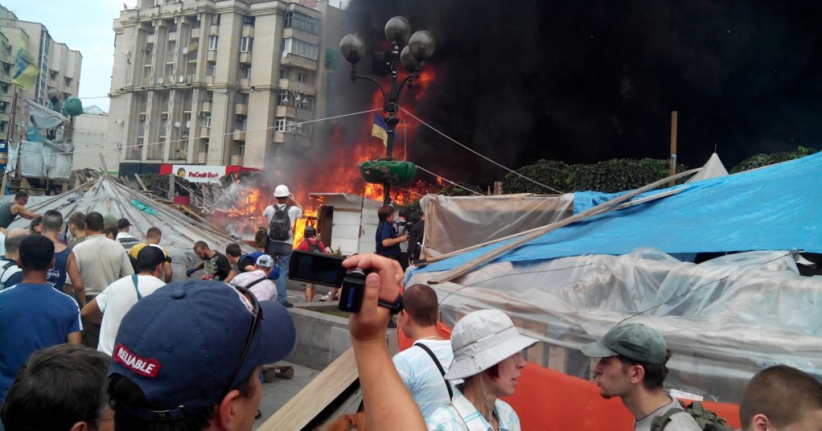 Над Майданом Незалежности снова поднимается черный дым / © Gazeta.ua/Андрій Жигайло
