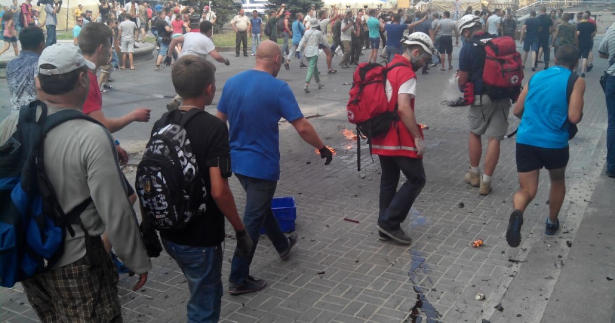 В киевлян и коммунальщиков летели "коктейли Молотова" / © Gazeta.ua/Андрій Жигайло