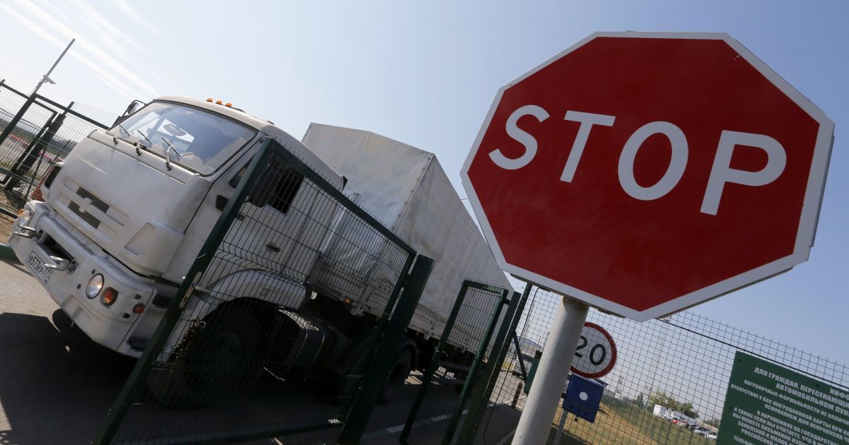 Вантажівки з "гуманітаркою" стоять на кордоні