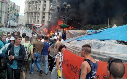 У Києві біля стели Незалежності горять намети