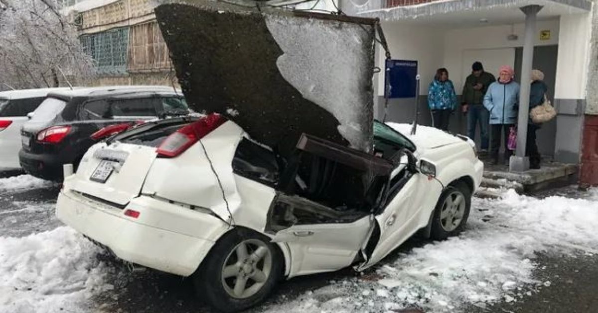 В Росії бетонна плита із 9-поверхівки розчавила новенький автомобіль