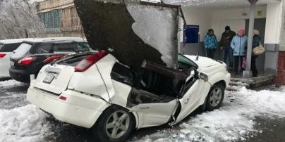 В Росії бетонна плита із 9-поверхівки розчавила новенький автомобіль