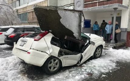 В России бетонная плита с 9-этажки раздавила новенький автомобиль