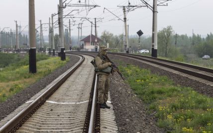 На Донбассе террористы взорвали железнодорожную колею под грузовым поездом