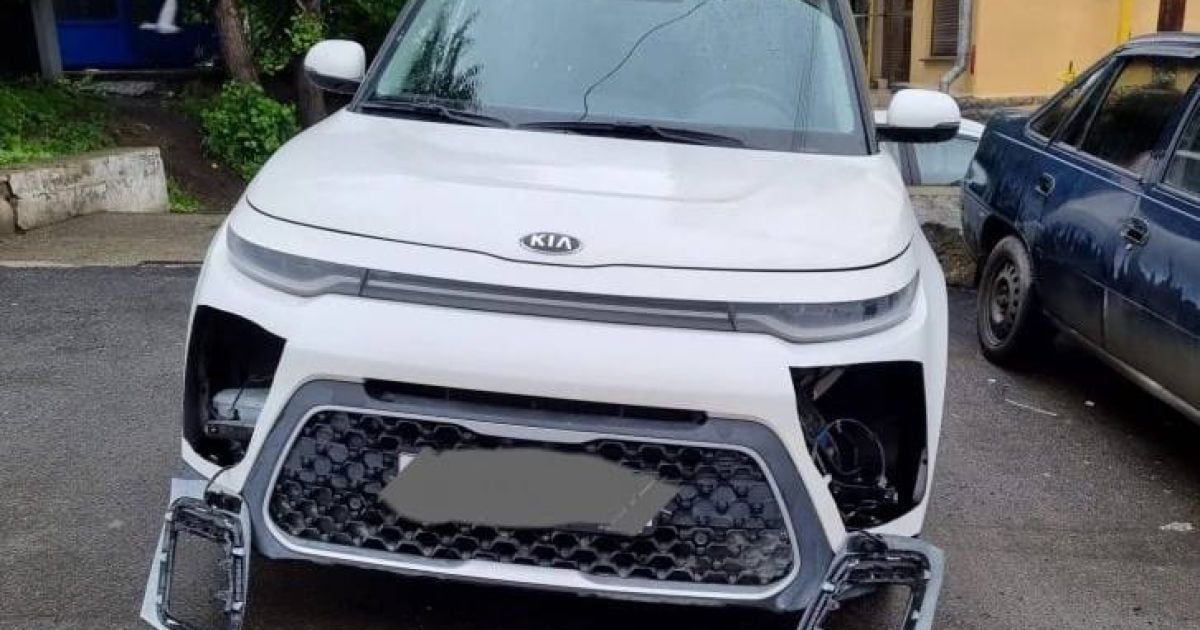 В России посреди улицы вырезают фары из автомобилей из-за дефицита запчастей
