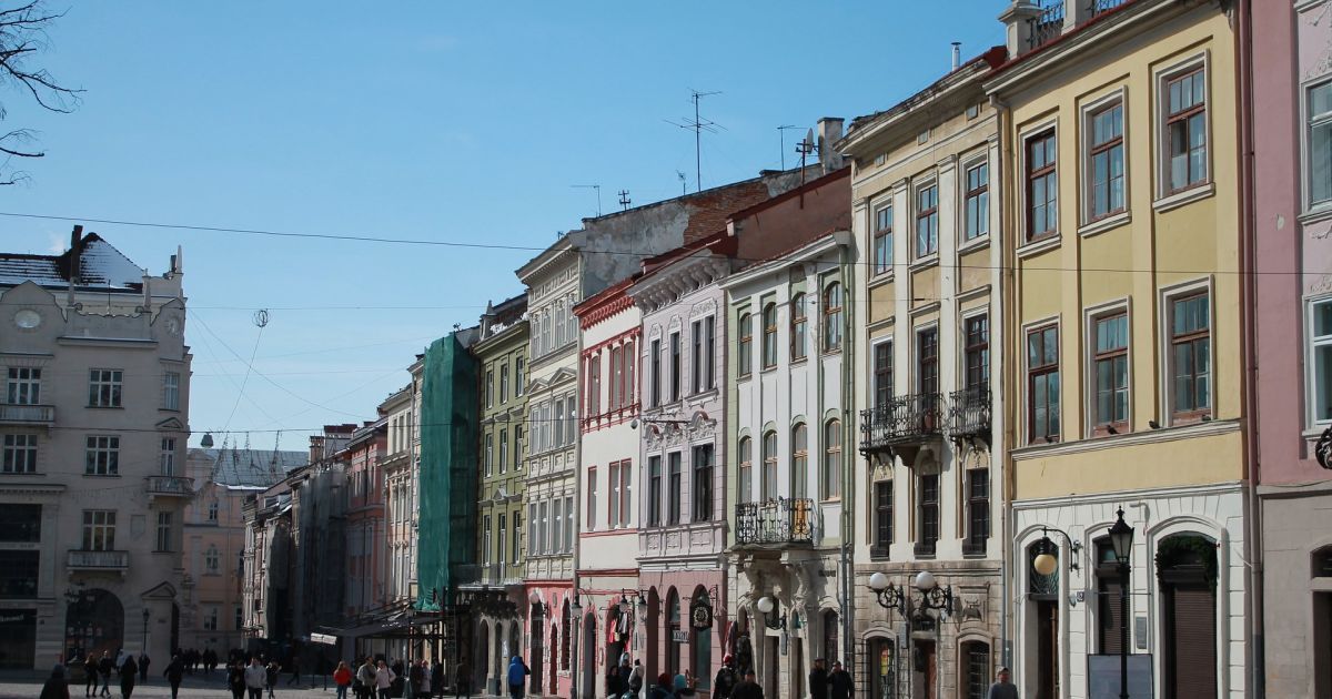 У Львові оштрафували власника квартири в історичній будівлі за пластикові вікна