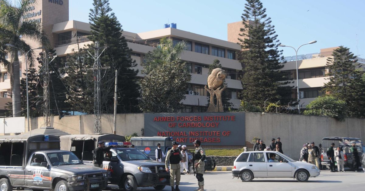 Військові охороняють інститут кардіології, куди потрапив Мушарраф