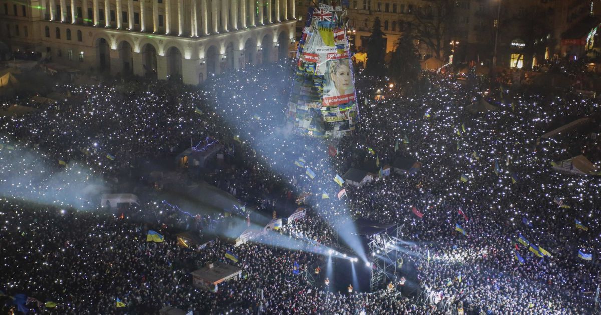 Сотни тысяч людей на Майдане встретили Новый год