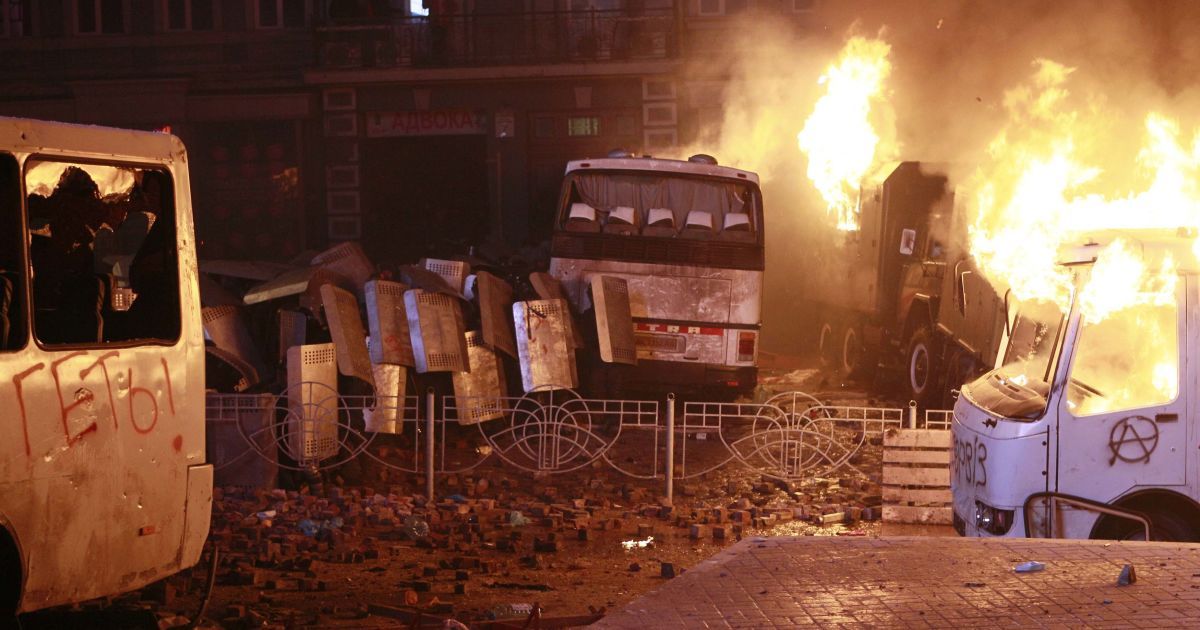 Мітингувальники палять машини силовиків