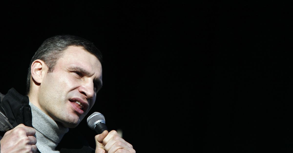 Во время выступления в Харькове Кличко забросали яйцами