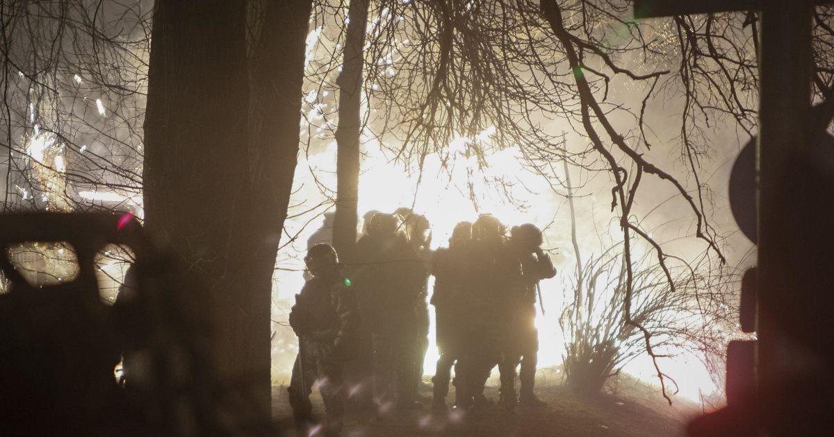 На Грушевського другу ніч поспіль відбуваються сутички