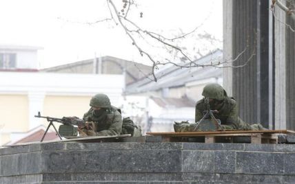Под парламентом Крыма появились российские военные с пулеметами