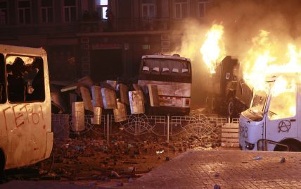 На Грушевского митингующие почти дотла сожгли машины силовиков