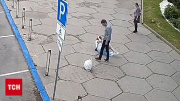 Неадекватный мужчина ни с того ни с сего бил женщин на улице