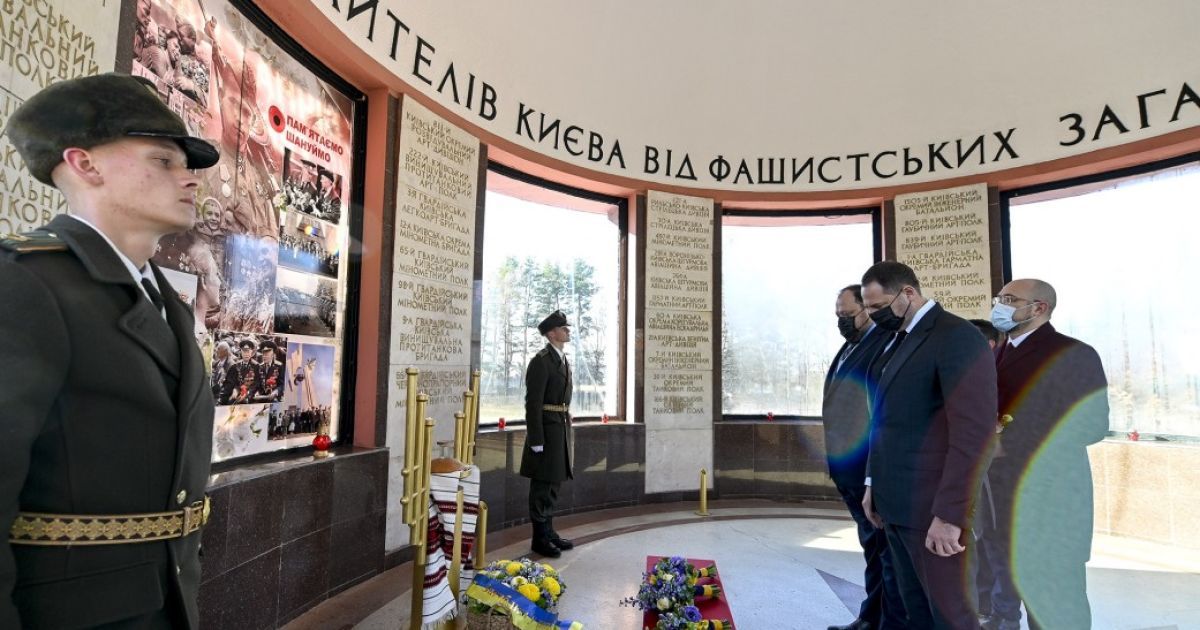 Річниця визволення Києва від нацистів: Зеленський вшанував пам'ять полеглих бійців_7 / © president.gov.ua