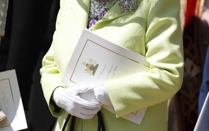 В ярком пальто и шляпе с перьями: королева Елизавета II - главная гостья королевской свадьбы