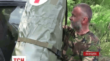 Медик батальона «Киев-2» устроил импровизированную поликлинику в заброшенной сельской хате