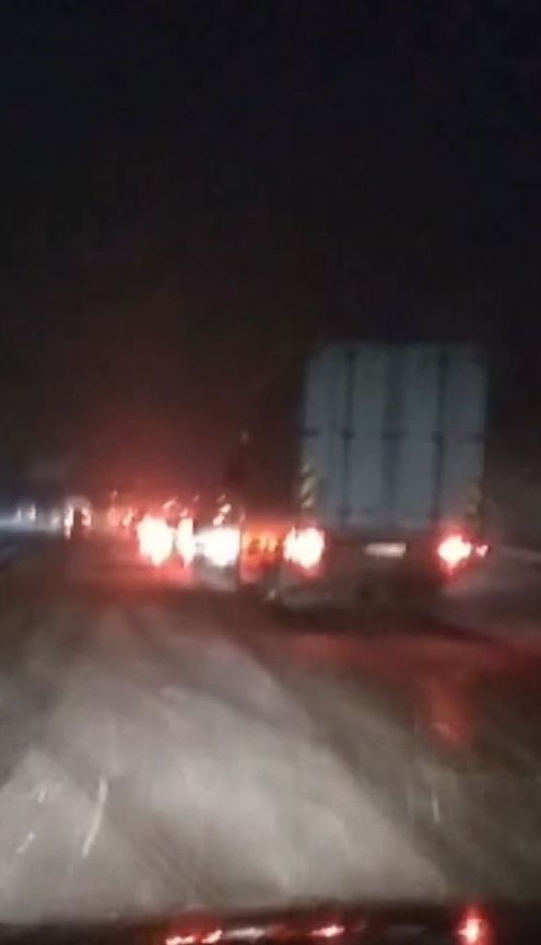 Из-за снегопада ограничили движение грузовиков в Черкасской и Винницкой