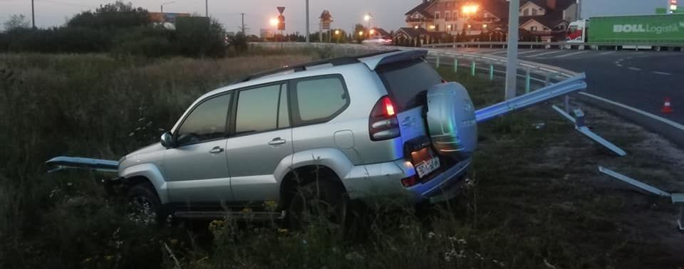Во Львове мужчина попал в аварию на краденой Toyota Prado. Видео