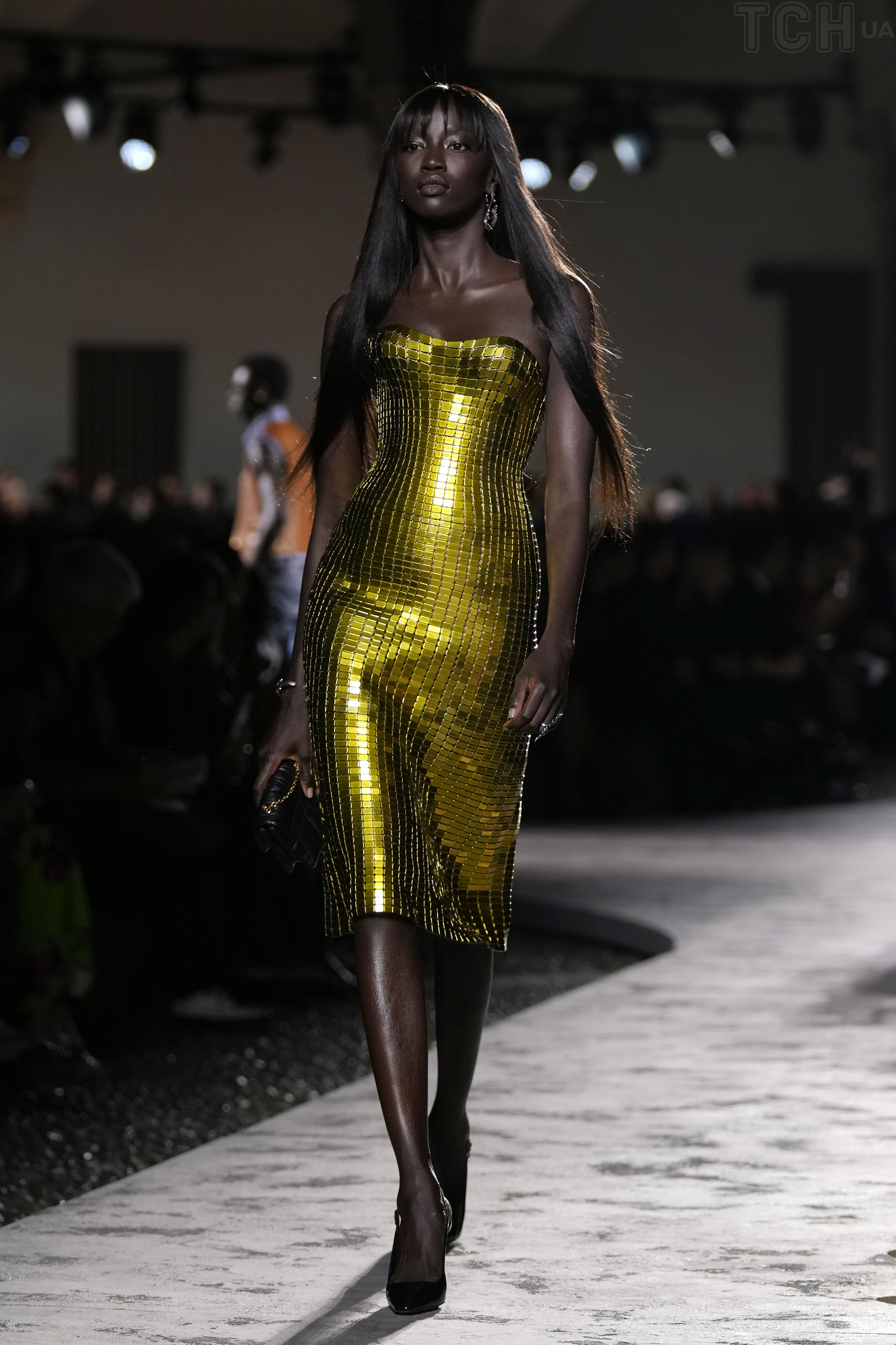 Дім Versace представив колекцію весна-літо 2025 у Мілані - фото