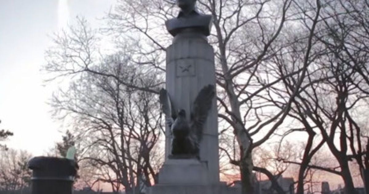 Статуя, розміром близько 1,2 метра і вагою близько 45 кілограмів, було вирішено встановити на вершині колони меморіалу