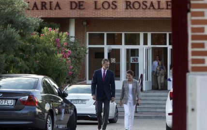 Лично и без охраны: король и королева Испании отвезли дочерей в школу в первый учебный день