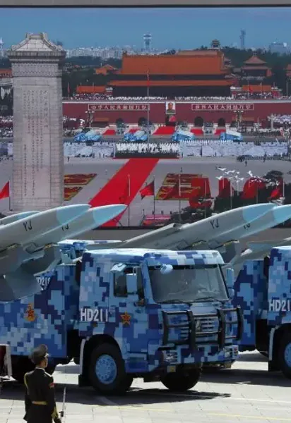 Китайські військові автомобілі із протикорабельними крилатими ракетами YJ