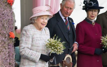 В светлых оттенках: 91-летняя королева Елизавета II продемонстрировала новый нежный образ