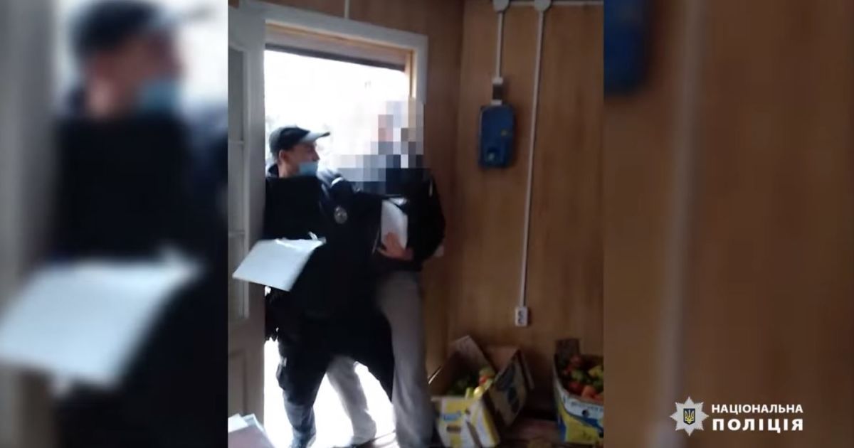 На Запоріжжі крамар, якого копи піймали на порушенні карантину, влаштував дебош