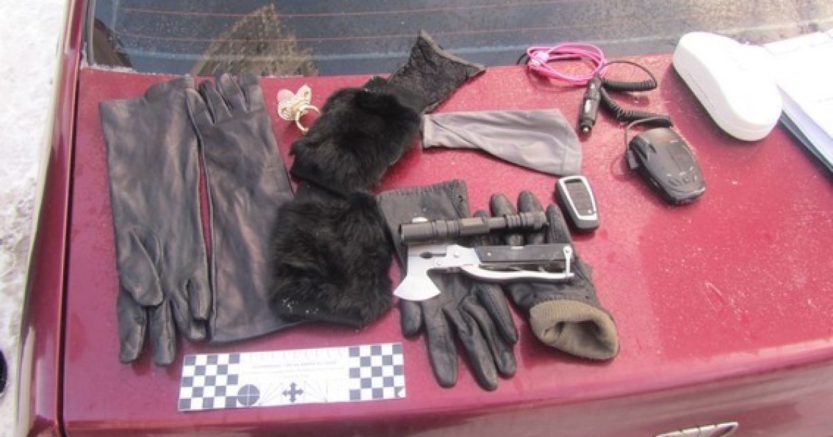У Києві автозлодій поцупив із дорогого позашляховика хутряні рукавички