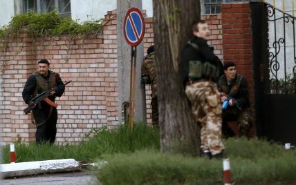 Військкомат у Луганську блокує тисяча бойовиків з автоматами та щитами "Беркута"