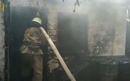 На Сумщині під час пожежі в літній кухні загинула 85-річна жінка: відео