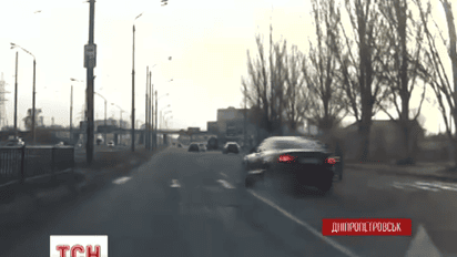 В Днепропетровске двое взрослых и ребенок чуть не погибли на пешеходном переходе