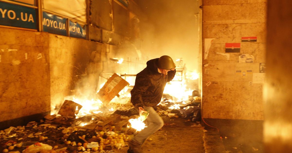 У Києві палає Майдан Незалежності