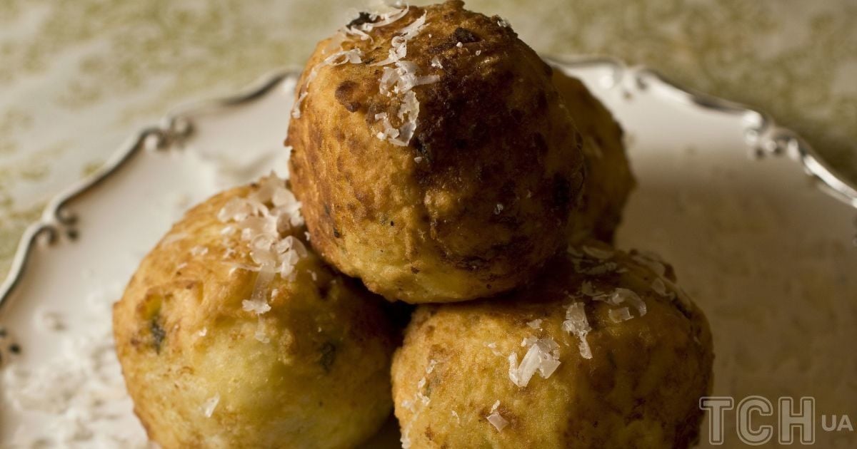Хрустящие картофельные шарики с курицей и сыром: рецепт интересной закуски