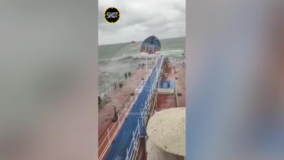 Біля Керчі хвилі розрубали навпіл два російські танкера