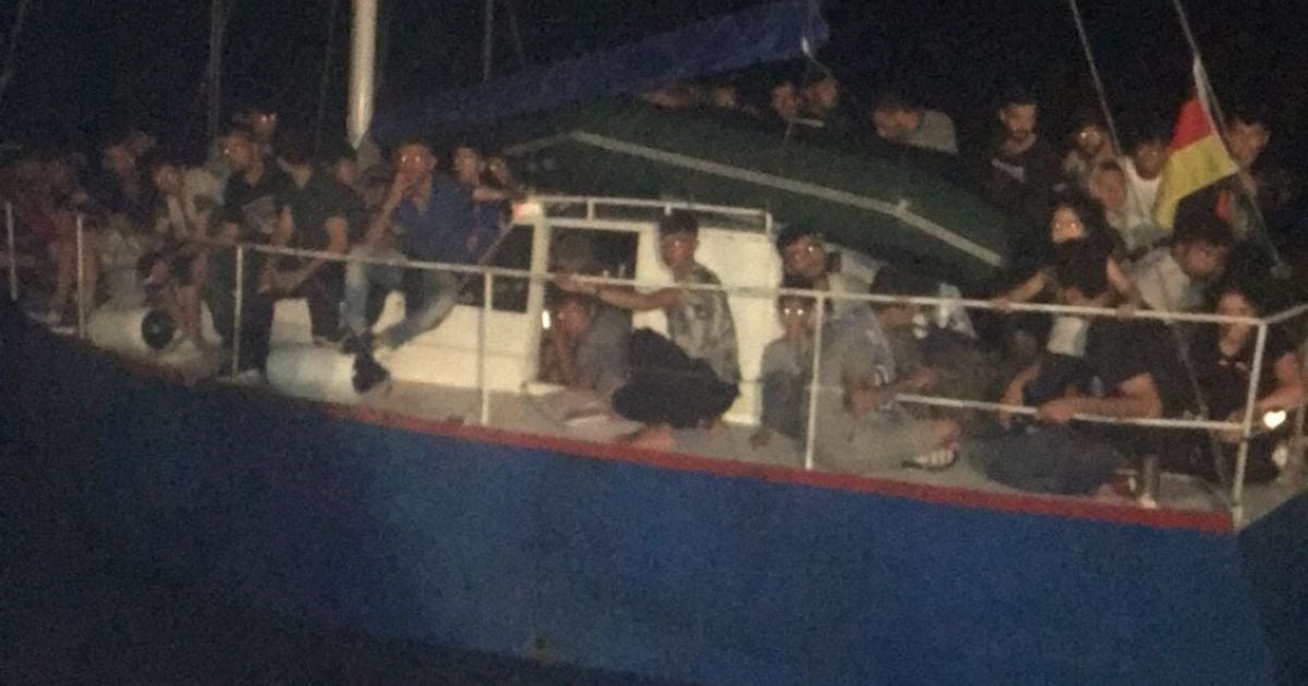 Украинские пограничники помогли итальянским правоохранителям задержать яхту с 71 незаконным мигрантом