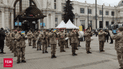 У Львові на вокзалі, який прийняв вже тисячі біженців, розгорнули величезний стяг і  військові зіграли гімн