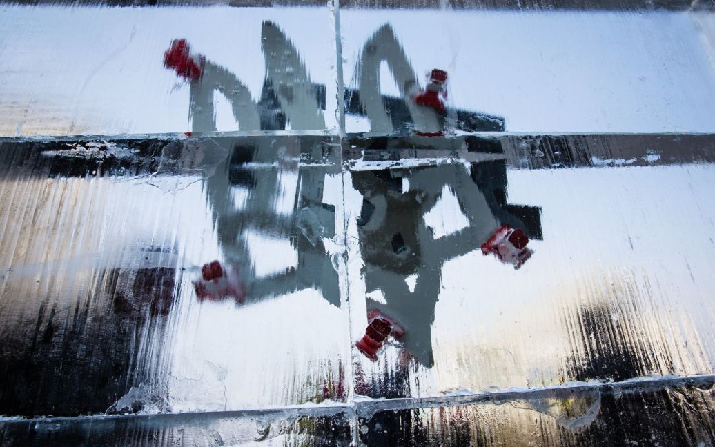 В годовщину аннексии Крыма в Киеве открыли инсталляцию из льда "Ледяной конфликт" / © facebook.com/BlokPetraPoroshenka