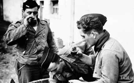 Молодая Эдит Пиаф, солдаты, пробующие виноградный сок и ядерный взрыв: 5 ретро-фото дня