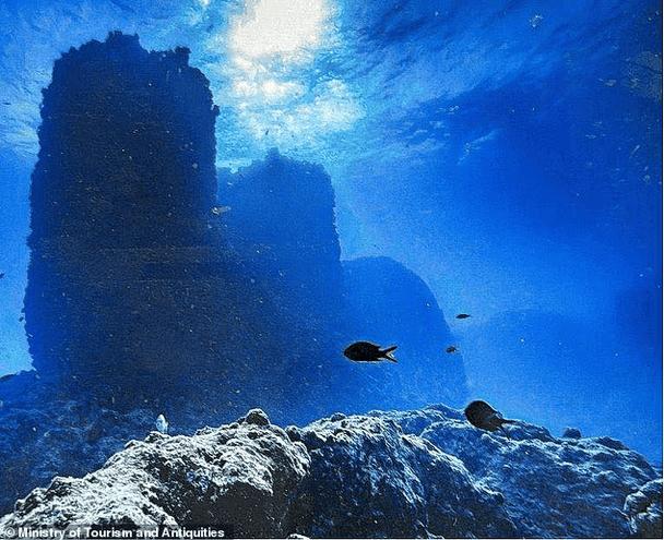 Затоплений порт, що знаходиться на глибині близько 12 метрів, може вести до останків загиблих коханців Клеопатри та Марка Антонія. / © dailymail.co.uk